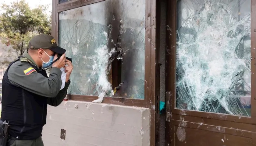 Destrucción de instalaciones de la Policía durante las violentas protestas en Bogotá.