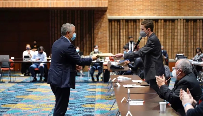 Duque sostuvo un encuentro con jóvenes estudiantes de diferentes regiones de Colombia para escuchar sus inquietudes.Duque sostuvo un encuentro con jóvenes estudiantes de diferentes regiones de Colombia para escuchar sus inquietudes.