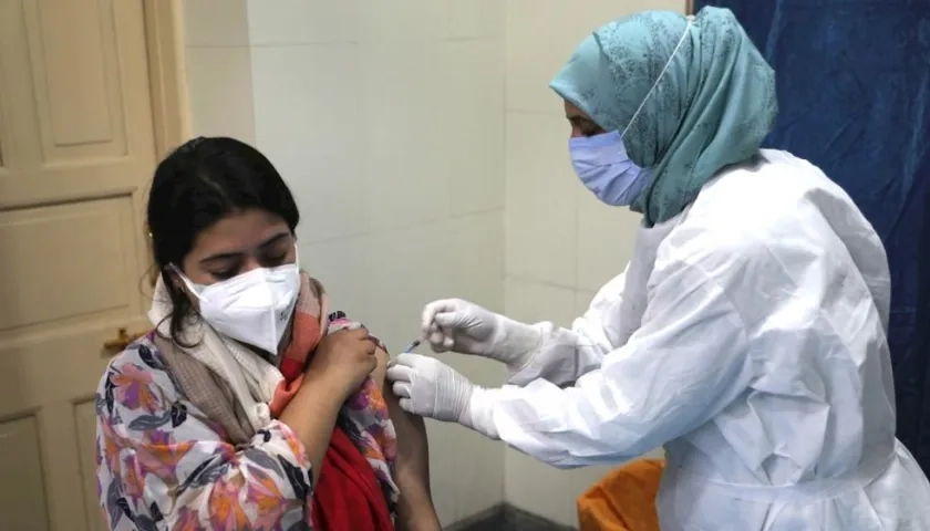 La vacunación contra el Covid-19 se espera contribuya a que bajen casos y letalidad en el mundo.