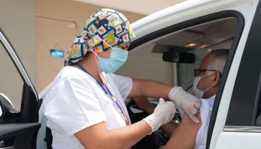 Puesto de vacunación vehicular en Le Champ.