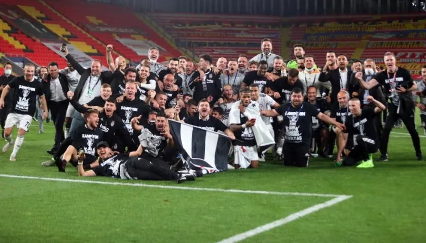 Jugadores del Beskitas celebran el gol.