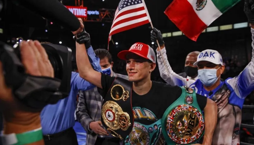 Brandon Figueroa celebra con su nueva faja mundial. 