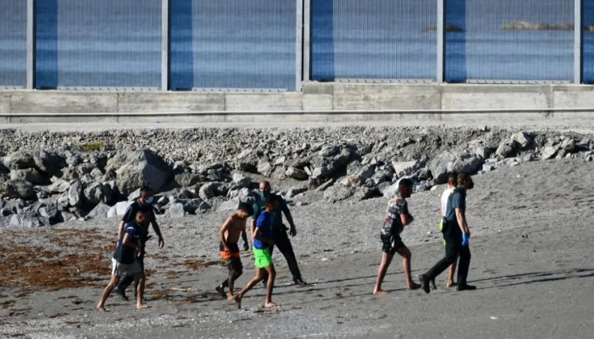Un millar de inmigrantes entra irregularmente en Ceuta.