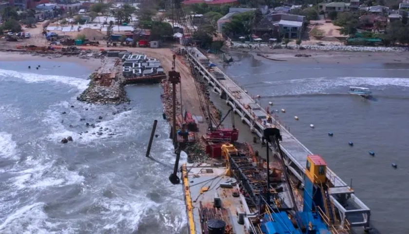 El cadáver fue hallado pegado al muelle de Puerto Colombia. 