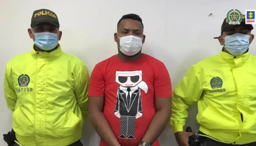 El capturado, Kevin Andrés Pérez Rolong, en la foto en medio de policías.