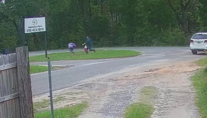 La niña se defendió y el secuestrador no pudo llevársela.