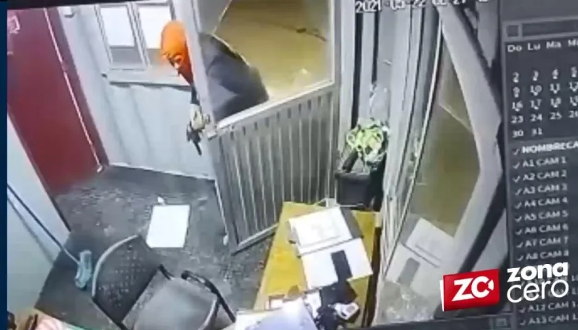 Uno de los presuntos ladrones ingresaron a la garita donde estaba el vigilante. 