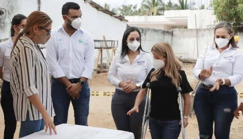 La secretaria de Salud, Alma Solano; la gobernadora Elsa Noguera; la alcaldesa de Ponedera, Diana Martínez.