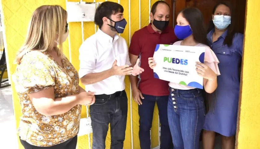 El Alcalde Jaime Pumarejo entregando la beca a Melany Sánchez.