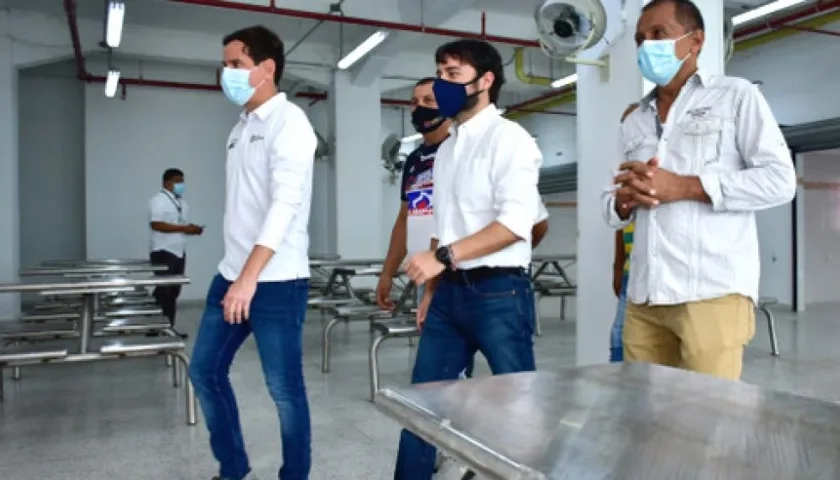 El Alcalde Jaime Pumarejo recorriendo e edificio Robertico.