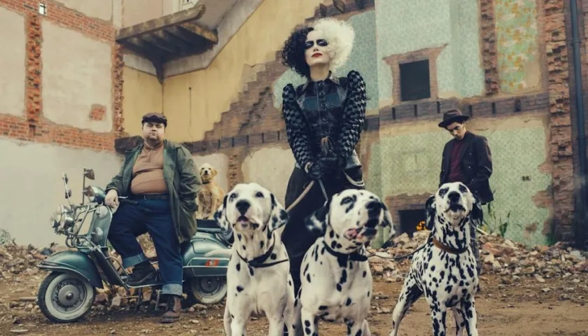 Emma Stone en su papel como Cruella de Vil, durante la película Cruella.