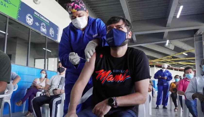 El alcalde Jaime Pumarejo se vacunó contra el Covid-19