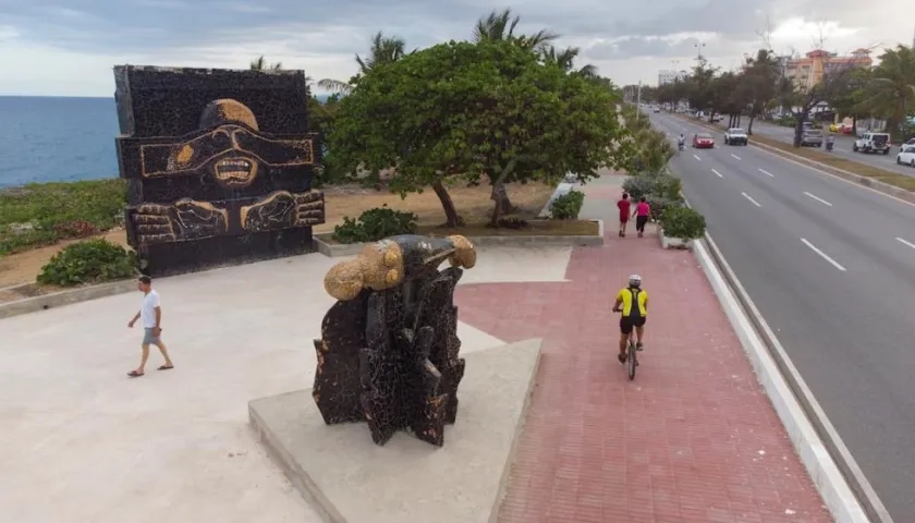 Personas pasan junto al monumento a los "Héroes del 30 de mayo".