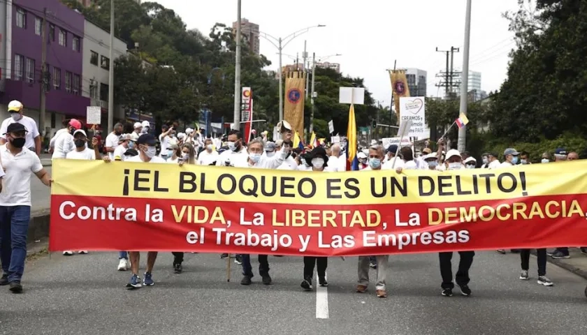 La misma ciudadanía exigiendo el desbloqueo.