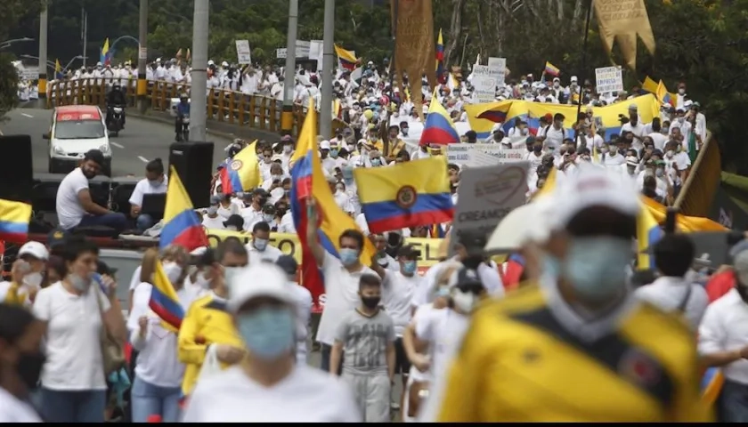 Ciudadanos diciéndoles no al vandalismo ni bloqueos, en la ciudad de Medellín.