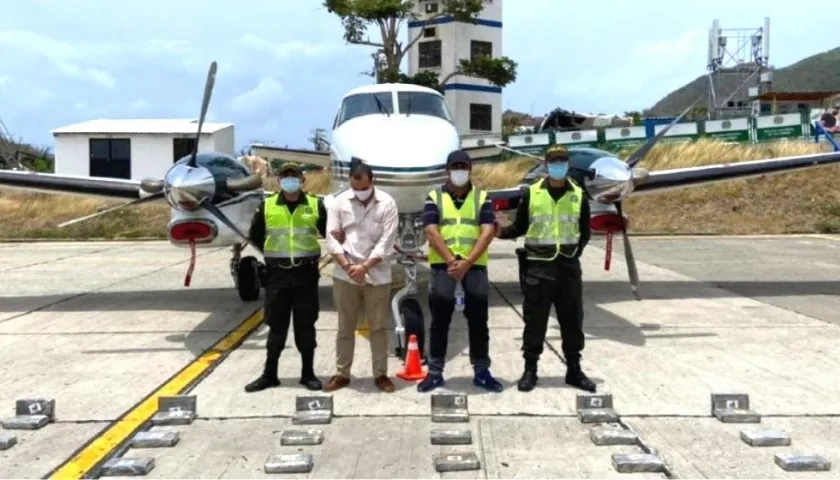 Ls svioneta, la droga incautada y uno de los capturados.