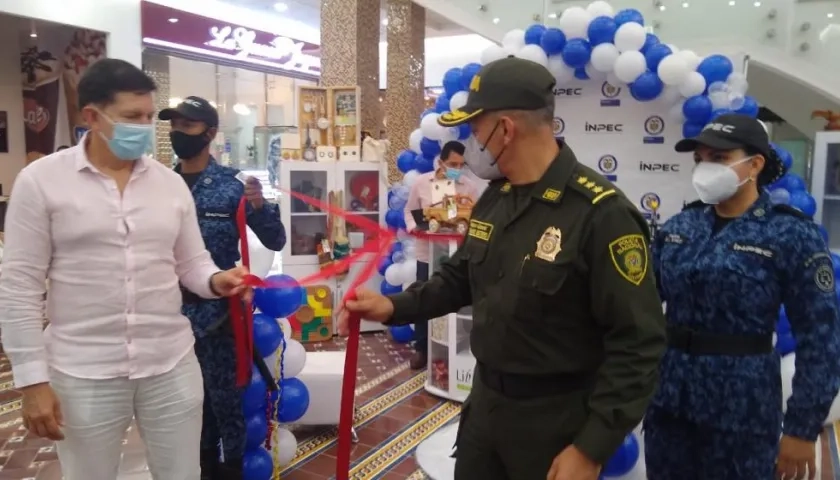Ministro de Justicia y director del Inpec, en la inauguración de la tienda 'Libera Colombia'