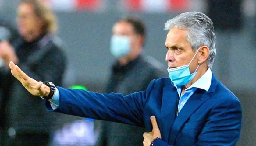 El DT colombiano Reinaldo Rueda, al fondo el estratega ds Perú Ricardo Gareca.