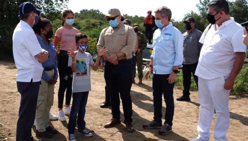 El Presidente Iván Duque y el Ministro Carlos Correa en el recorrido por la Vía Parque Isla de Salamanca.