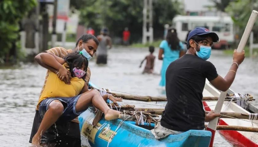 Una carretera sumergida después de las fuertes lluvias en el suburbio de Kaduwela en Colombo, Sri Lanka.