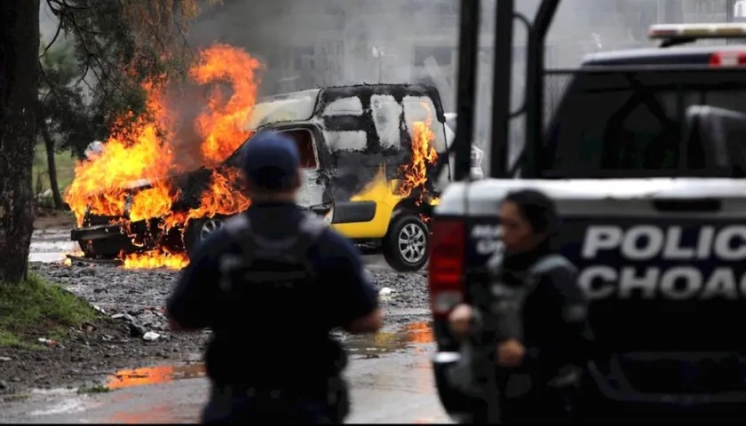 Un vehículo incendiado durante la jornada de este domingo.