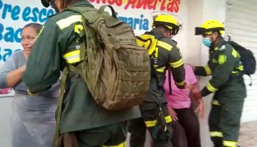 Momento de la evacuación por parte de policías a familias afectadas por los gases lacrimógenos.