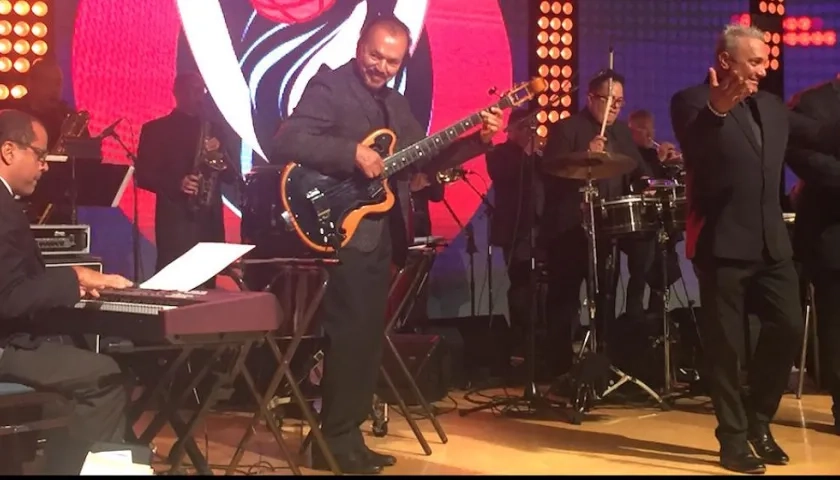 Bobby Valentín durante una presentación.