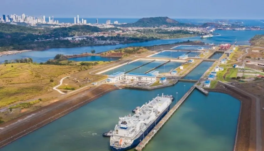 Gran parte del tráfico maritimo utiliza el paso por el Canal de Panamá.