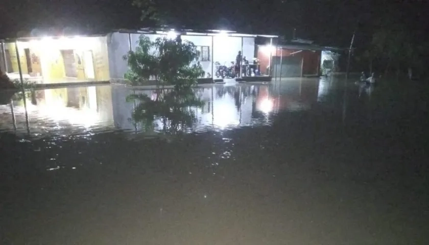 El agua en algunos puntos llegó hasta la cintura de los moradores de las viviendas.