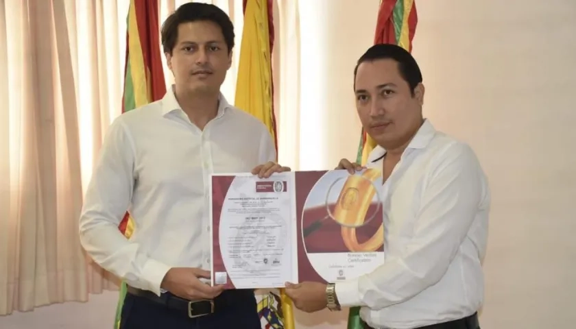 El Personero Miguel Ángel Alzate recibiendo la certificación.