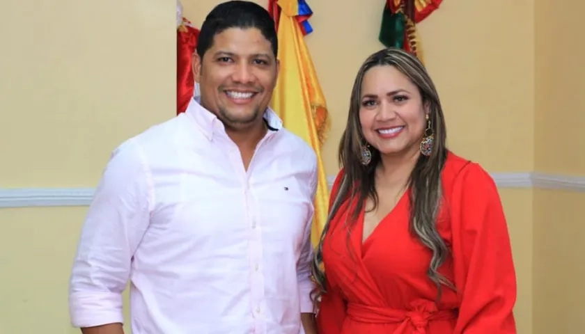 Eimy Camargo Molina con el Alcalde Rumenigge Monsalve.