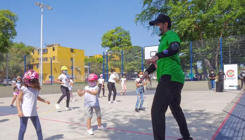 Se ofrecen talleres en las modalidades de artes escénicas, artes plásticas, artes y oficios, y maquillaje.
