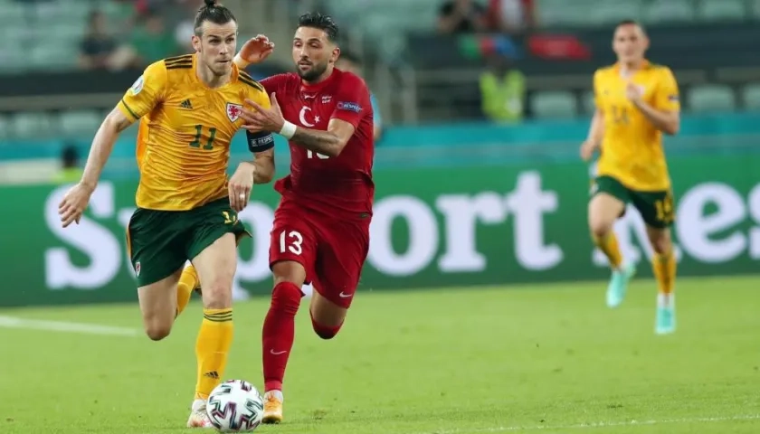 Gareth Bale en acción de partido ante Turquía. 