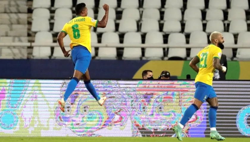 Alex Sandro salta para celebrar el primer gol de Brasil ante Perú.