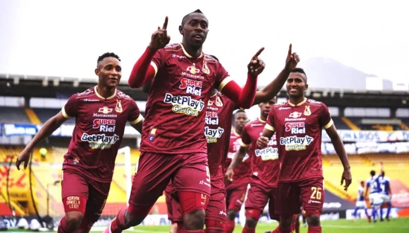 Juan Fernando Caicedo, figura del partido al anotar dos goles 'pijaos'.