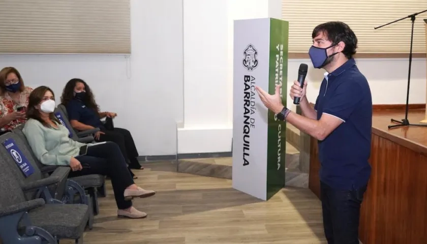 El Alcalde Jaime Pumarejo explicando los alcances del programa.