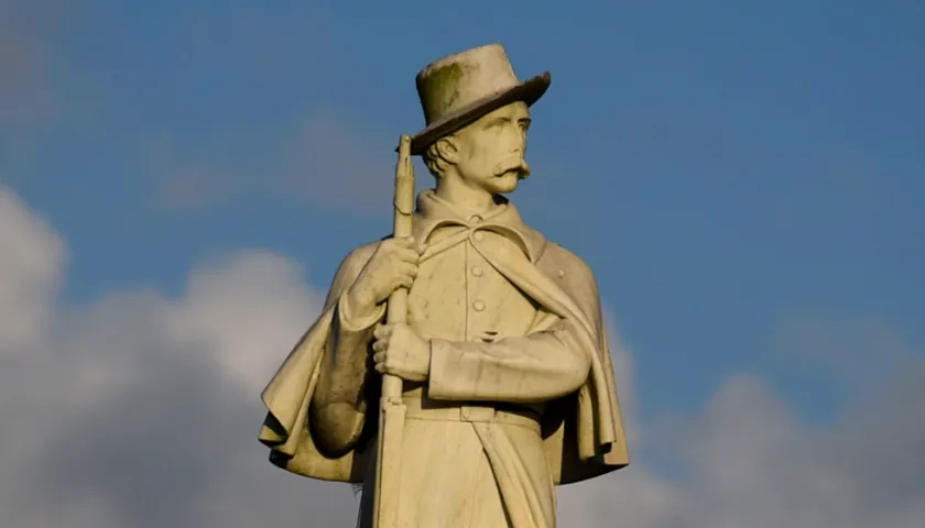 Un monumento a los soldados confederados del condado de Walker se encuentra frente a la histórica Academia Chattooga en LaFayette, Georgia. 