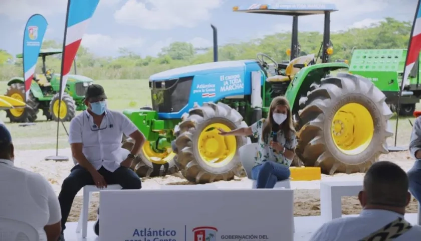 Elsa Noguera en el Centro de Servicios Tecnológicos y maquinaria agropecuaria