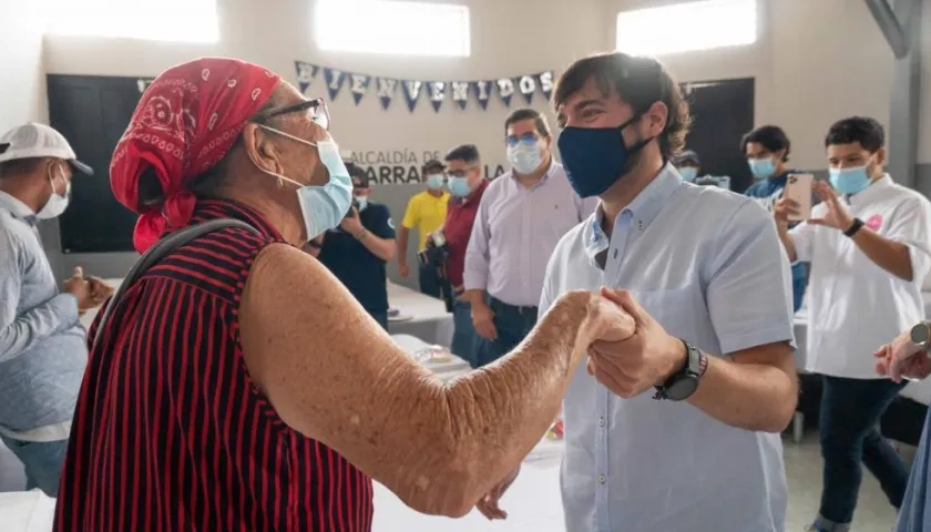 El alcalde Jaime Pumarejo en la inauguración en el Centro de Acogida Noche. 
