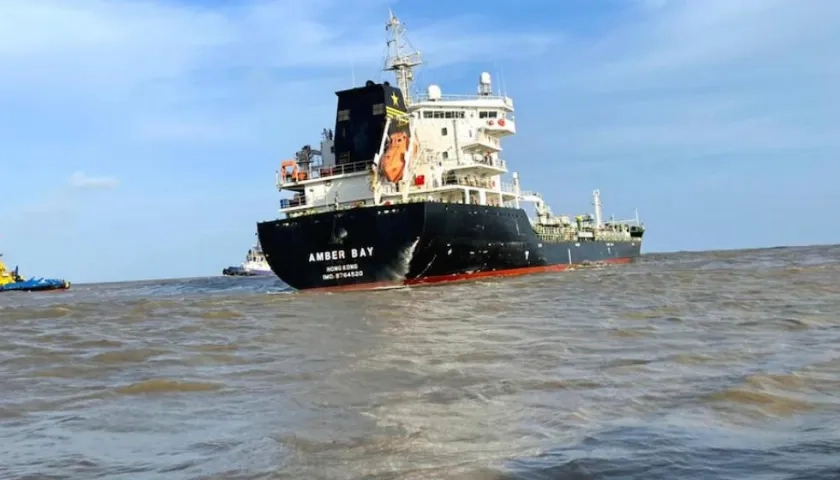 Remolcadores trabajando para desencallar el 'Amber Bay'.