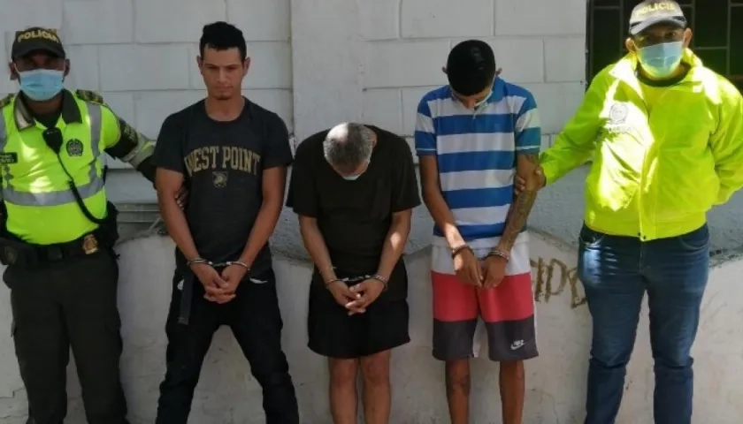 Los tres capturados fueron dejados a disposición de la Fiscalía. 