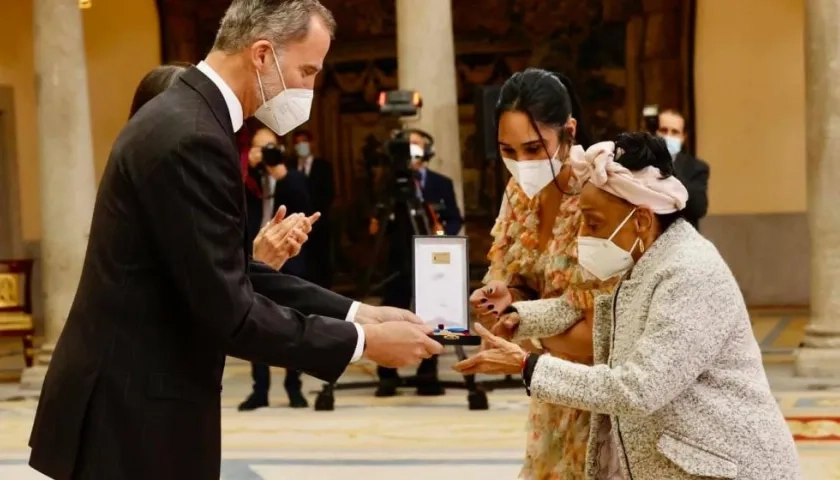 El Rey Felipe VI le entrega a la cantante cubana Omara Portuondo la Medalla de Oro al Mérito en las Bellas Artes, 