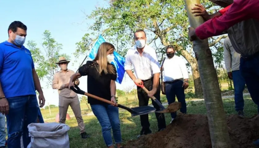 La gobernadora del Atlántico, Elsa Noguera, con pala en mano dio inicio a las obras de Parques para la Gente.