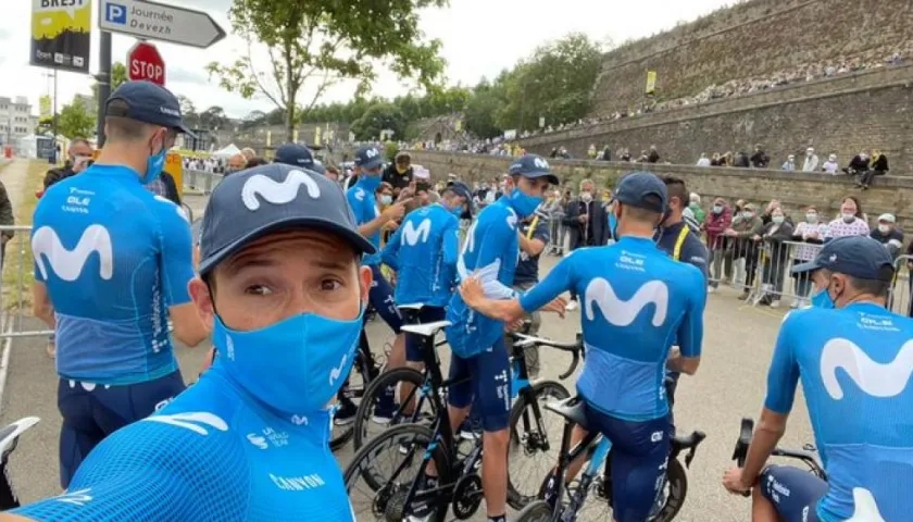 Supermán López en una selfie con sus compañeros.