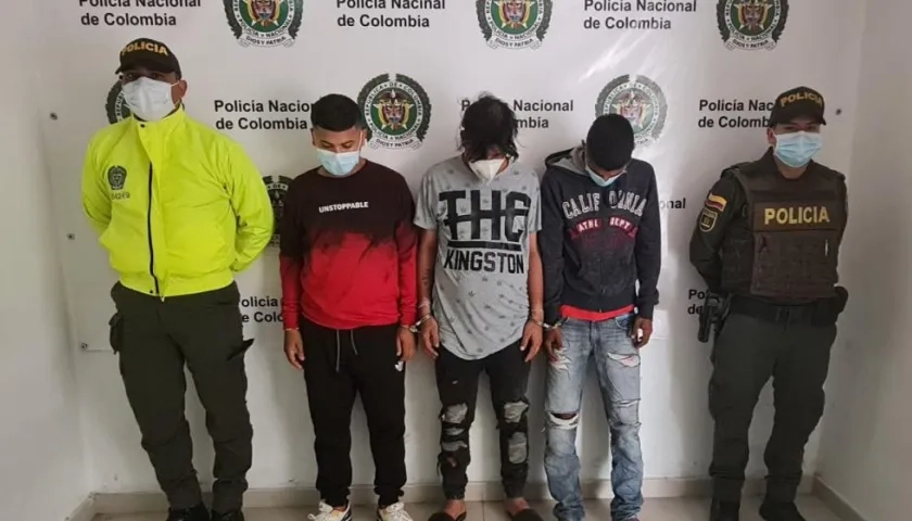 Los tres capturados fueron dejados a disposición de la Fiscalía. 