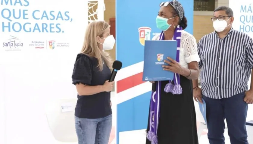 La Gobernadora Elsa Noguera, durante la entrega de los títulos.