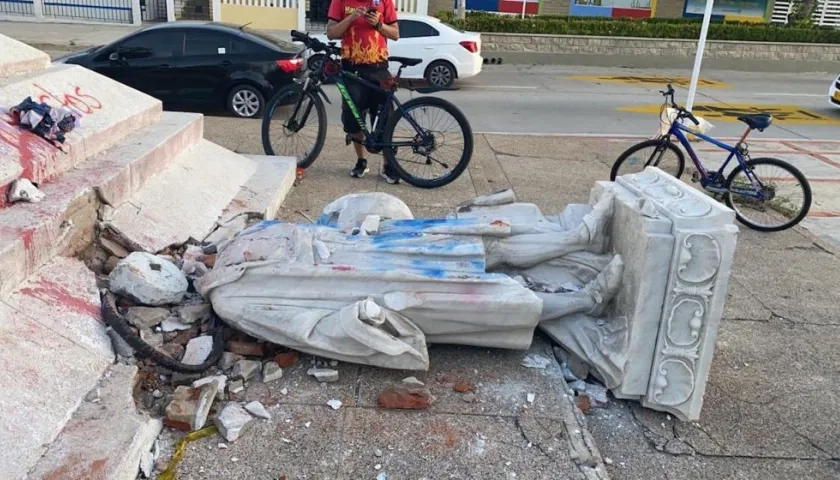 La derribada estatua de Cristóbal Colón.