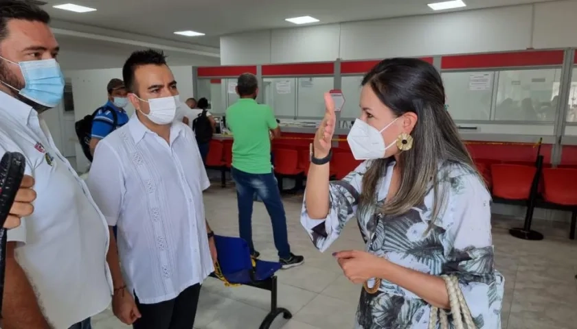 La Superintendente de Notariado y Registro, Goethny Fernanda García Flórez, en la Oficina de Registro de Soledad. 