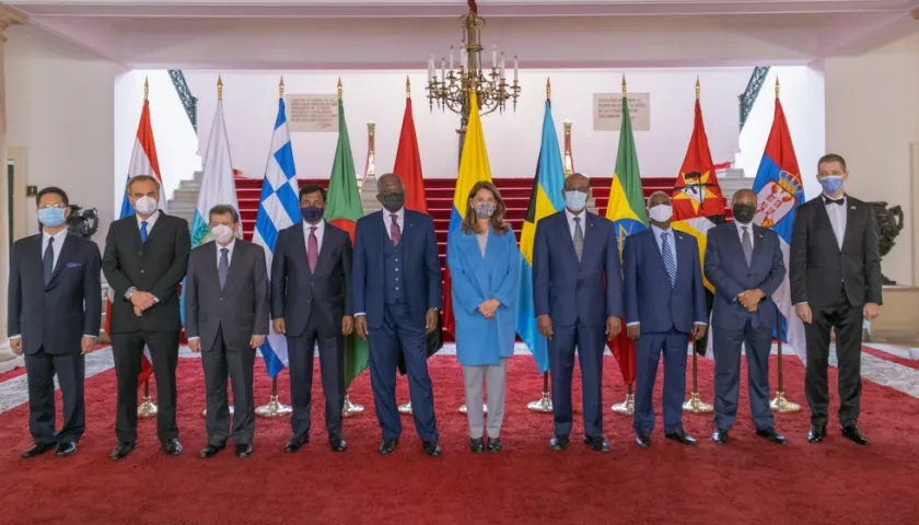 La vicepresidenta y canciller con los embajadores-no residentes en Colombia- de Angola, Bahamas, Bangladesh, Etiopía, Grecia, Mozambique, San Marino, Serbia y Tailandia.