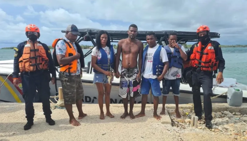 Las cinco personas rescatadas por unidades de guardacostas de Coveñas.